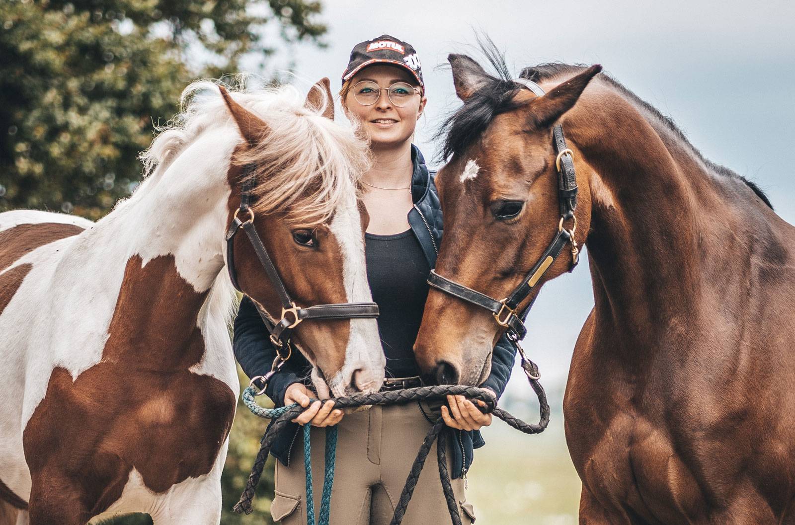 Reitsportsattlerin Maria Wolf mit 2 Pferden